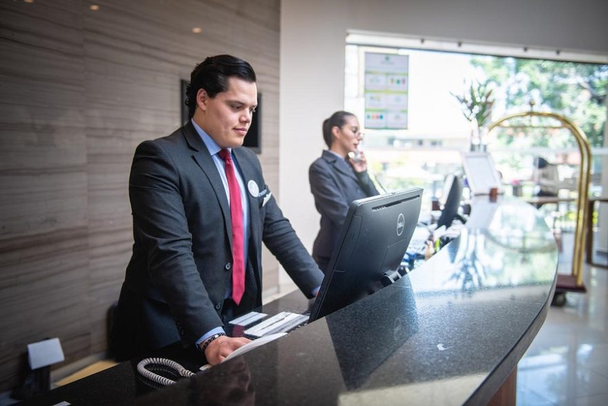 receptionist-g80bd3e7a9_1280