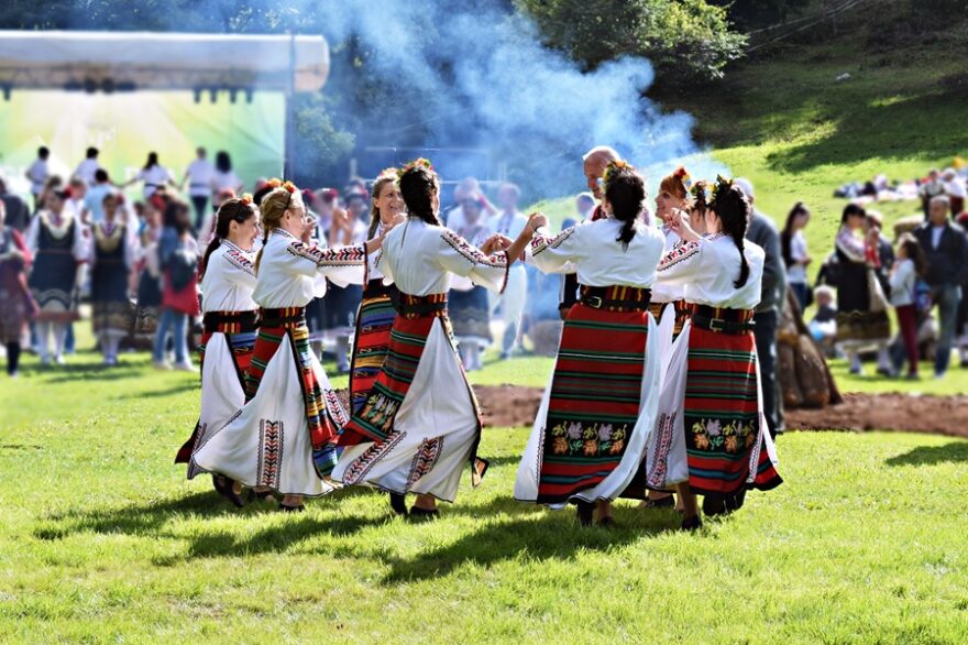 Horo_in_folk_costumes