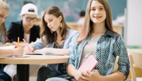 PISA 2025: Българските ученици остават под средното за ОИСР по математика, четене и природни науки