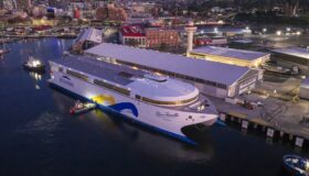 Над 40 MWh батерии и 2100 пътници: най-големият електрически кораб в света пристигна в Южна Америка